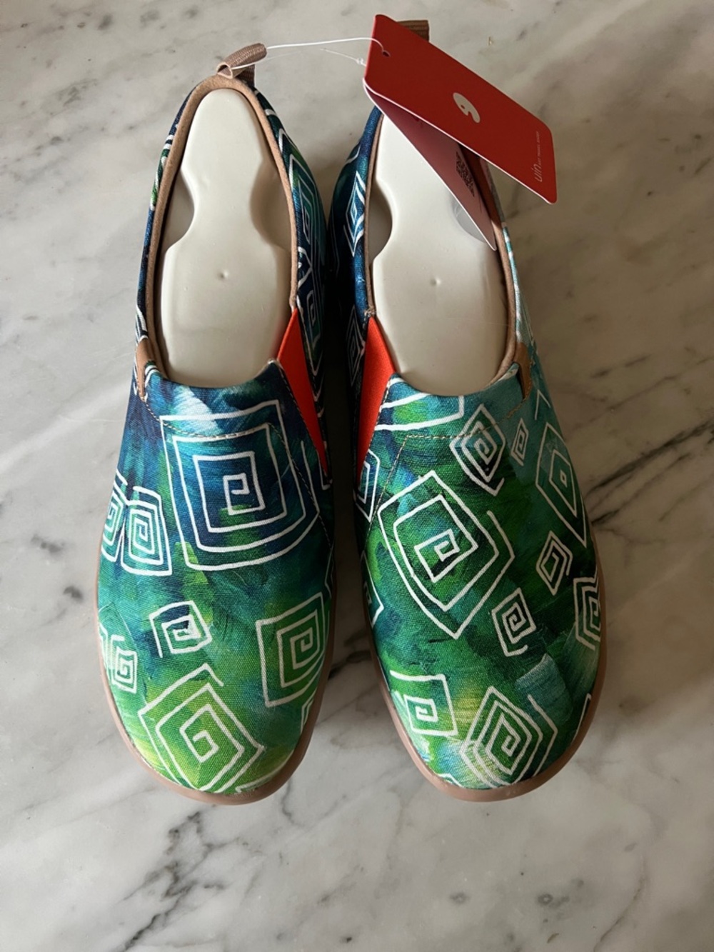 NWT UIN Love In Spring Travel Shoes size 10